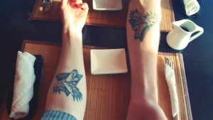 Tatouage pour symboliser le lien entre frère et sœur