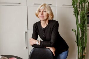 Coupe boule courte pour femme de 60 ans