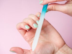Limer ses ongles avec du vernis semi-permanent